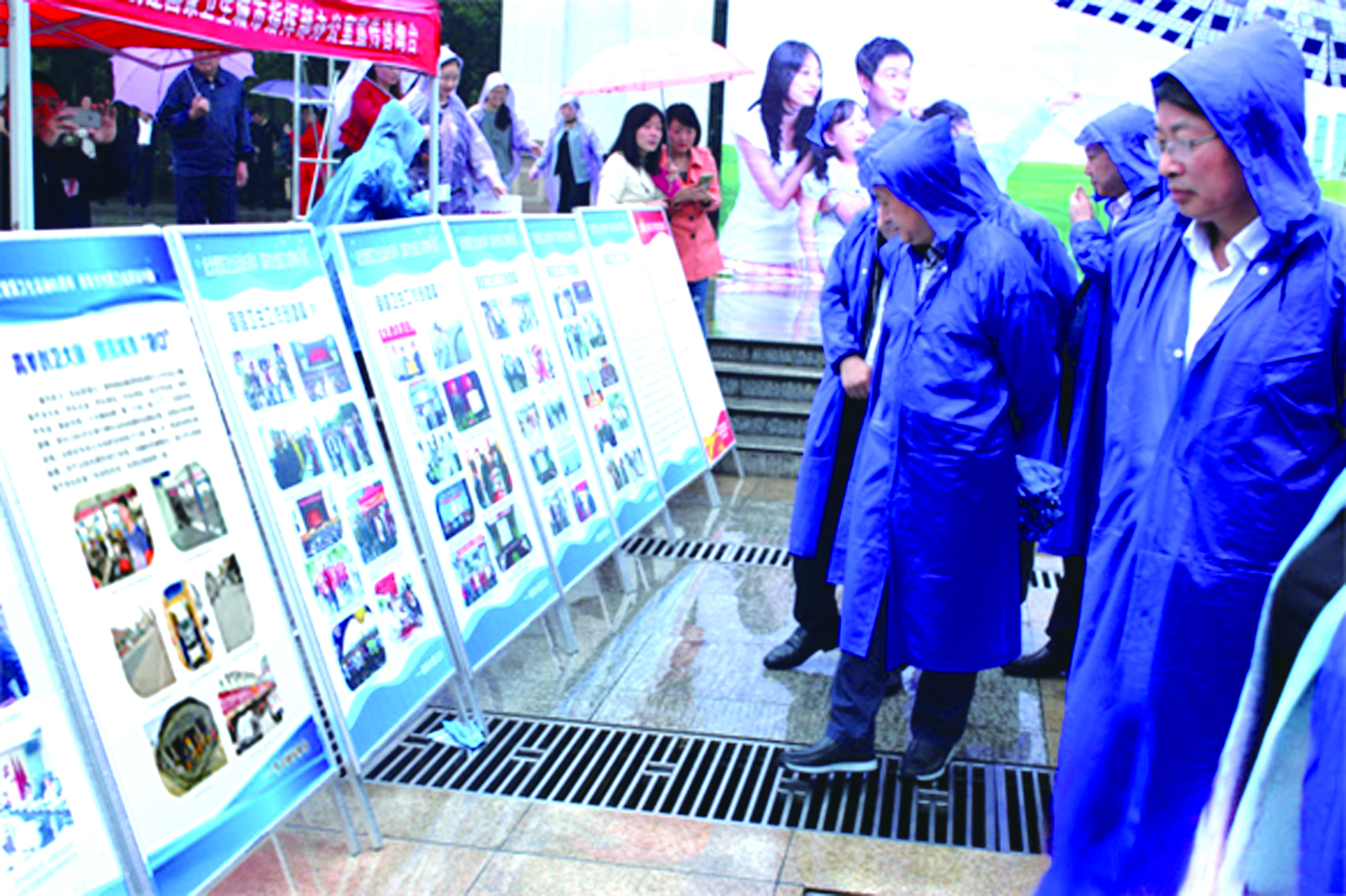 圖為市民冒雨在觀看我司圖文并茂創(chuàng)衛(wèi)成果展板。
