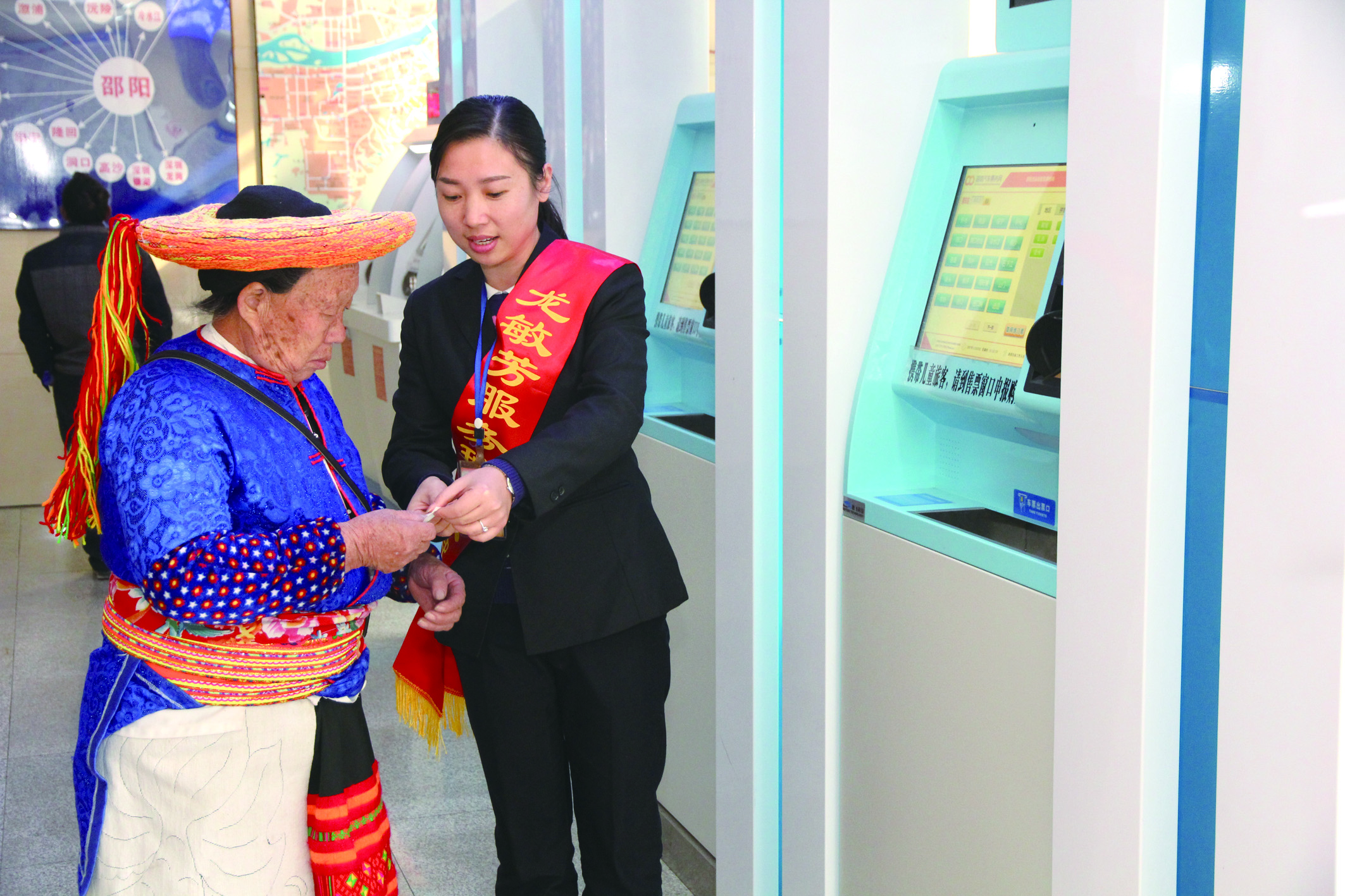 實名自助售票也深受瑤族老人青睞。 李高雄攝于市汽車北站