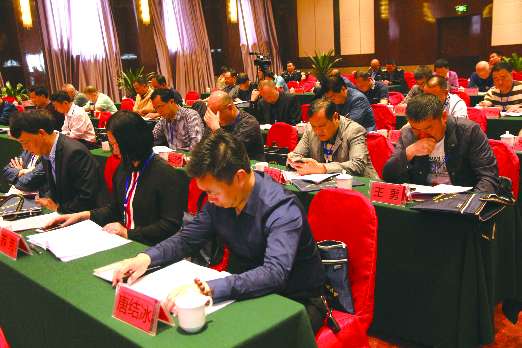 圖為第一屆五次股東代表在認(rèn)真聽(tīng)取工作報(bào)告。