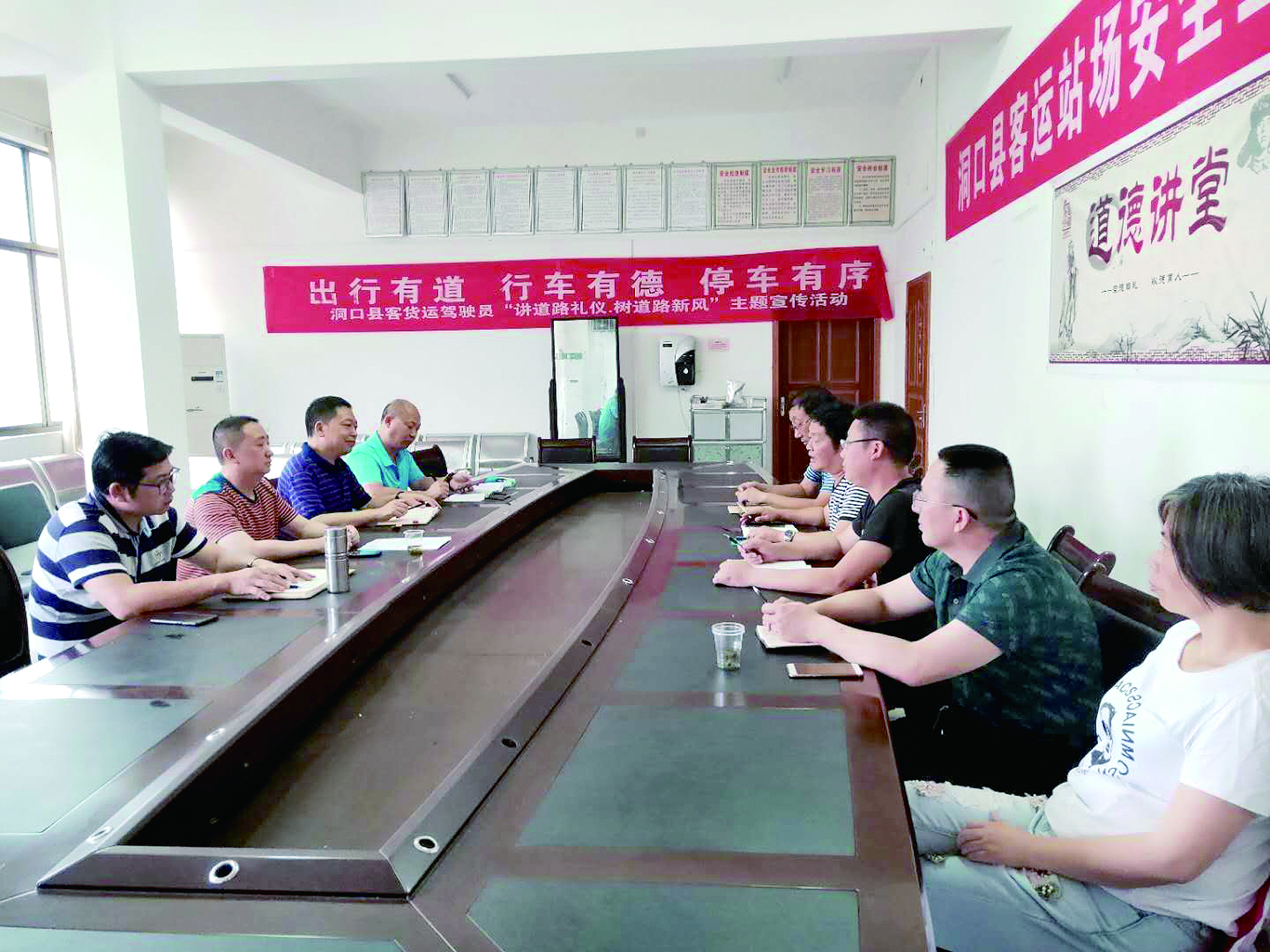 6月12日至13日，集團(tuán)公司董事、副總經(jīng)理唐新宇率辦公室、房產(chǎn)基建、企管部門(mén)負(fù)責(zé)人深入分公司就門(mén)面合同等事項(xiàng)進(jìn)行核查和清理，并對(duì)門(mén)面經(jīng)營(yíng)狀況調(diào)研。據(jù)悉，兩天時(shí)間核對(duì)門(mén)面合同144份。 ? 為切實(shí)加強(qiáng)企業(yè)內(nèi)部管理，集團(tuán)公司決定對(duì)全司門(mén)面管理開(kāi)展清理，成立集團(tuán)公司門(mén)面清理領(lǐng)導(dǎo)小組以抓好此項(xiàng)工作。圖為唐新宇（左二）在洞口客運(yùn)分公司部署相關(guān)工作。 祖冠 攝影報(bào)道