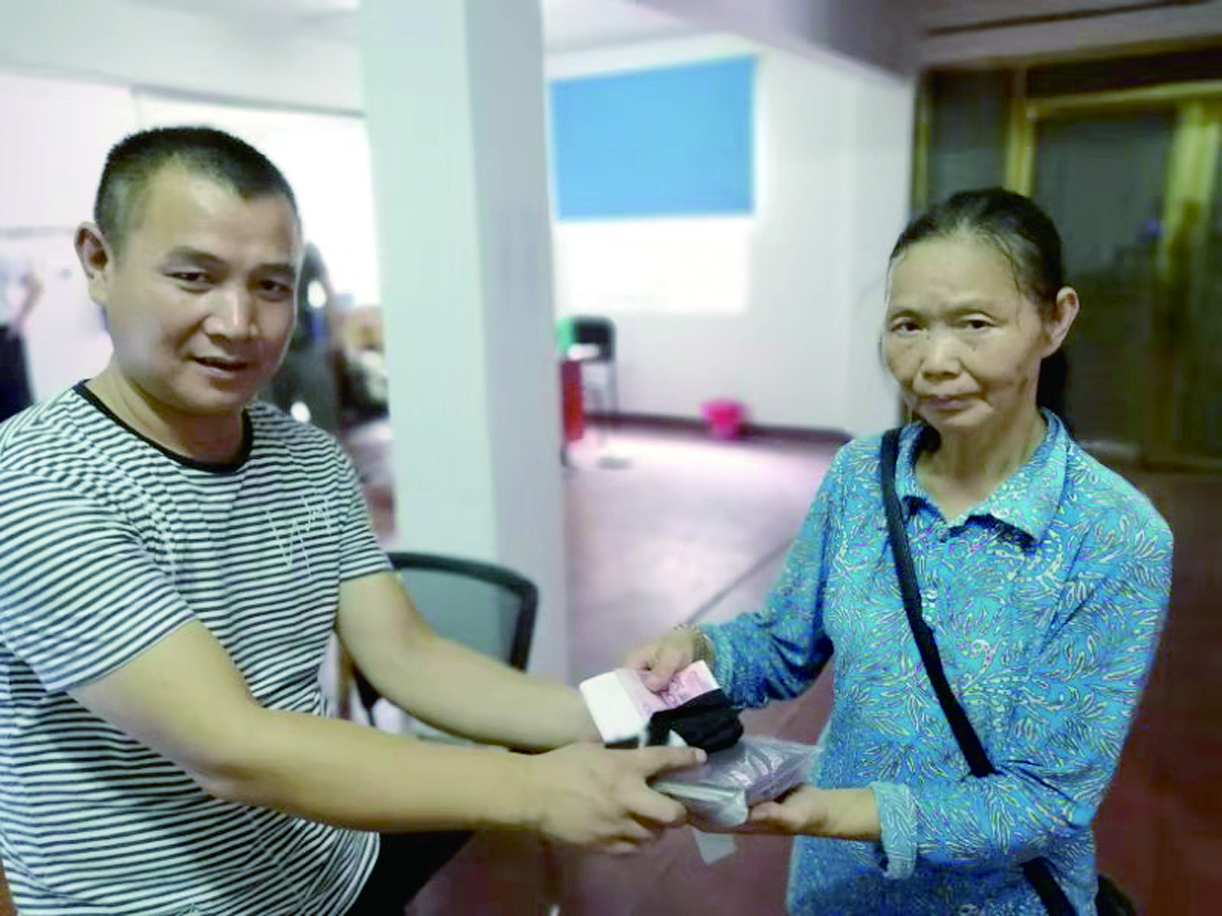 點贊！6500元現(xiàn)金完璧歸趙 （王智春 李高雄報道）