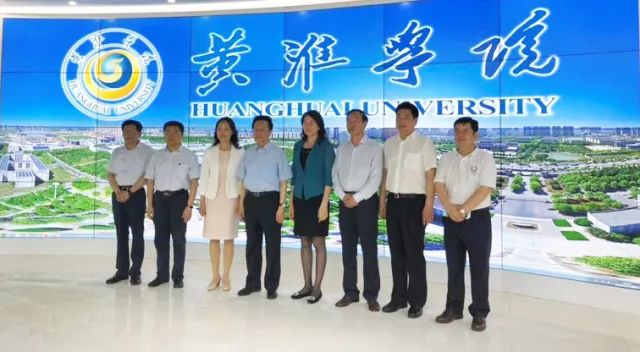 中華職業(yè)教育社理事長(zhǎng)陳昌智、河南省副省長(zhǎng)霍金花一行參觀展廳
